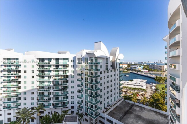 Foto del edificio - 7900 Harbor Island Dr