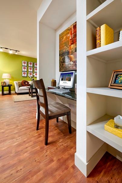 Escritorio con estanterías empotradas de Milan - Andante Apartments