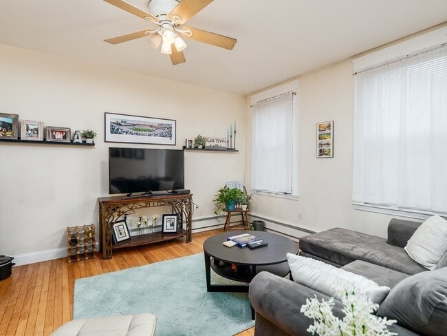 Building Photo - 546 E 8th St