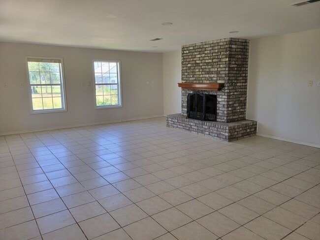 Building Photo - Spacious 4B/3B Home Available on 4.75 Acres