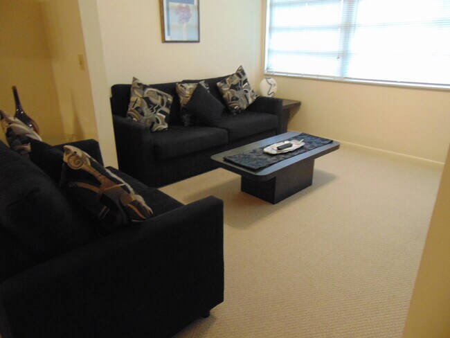 Foto del edificio - 4640 Lucerne Lakes Blvd