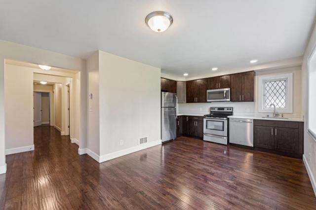 Building Photo - 3 bedroom in Seattle WA 98102
