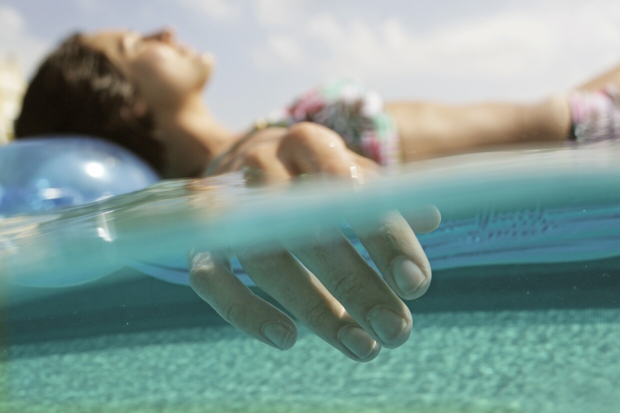 La piscina de la azotea, diseñada al estilo de un resort, cuenta con cómodas tumbonas y áreas sombreadas para relajarse. - Modera Argyle