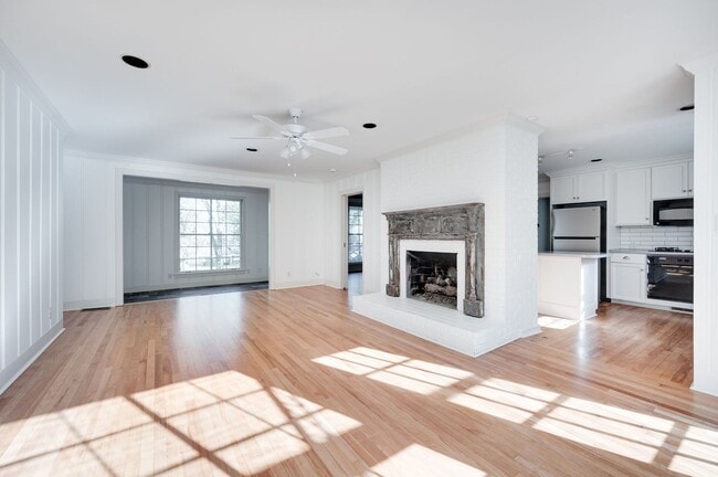 Building Photo - Fantastic renovated 5BE/4BA family home on beautiful oversized private Lot in the heart of Belle ...