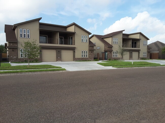 Building Photo - 1000 E Daffodil