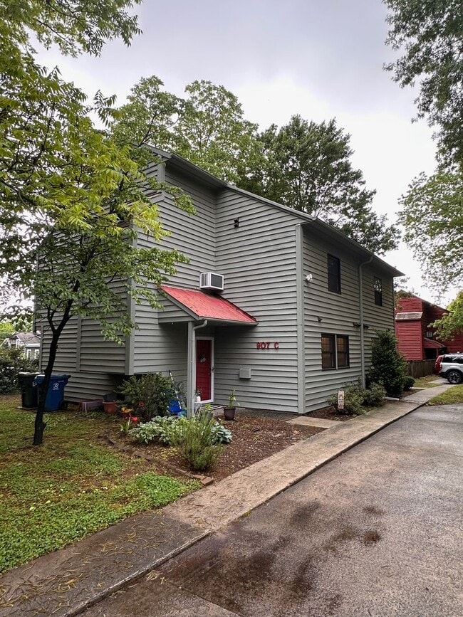 Building Photo - Cute 3/2.5 Townhome Near Downtown Durham