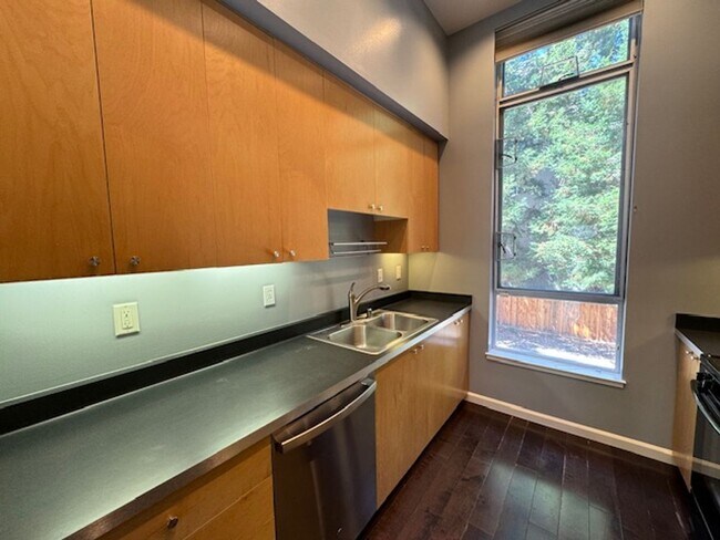 Building Photo - Wonderful Try-level condo near Pleasant Hi...