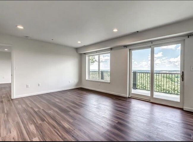 Building Photo - University Ridge Apartments