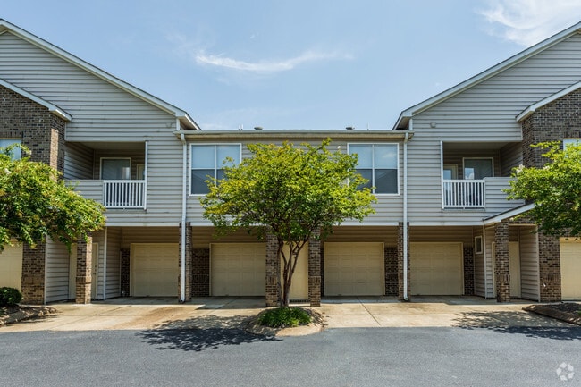 Exterior del apartamento con garajes adjuntos | Apartamentos en Memphis TN | Apartamentos Waterford Place - Waterford Place Apartment Homes