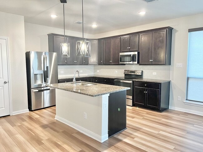 Building Photo - AVAILABLE NOW - Beautiful Temple Home