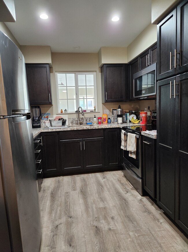 Spacious Kitchen - 381 S Kamehameha Ave