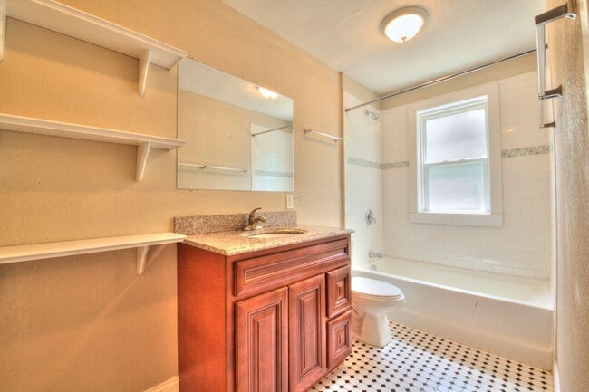 Building Photo - 4561 Flad Ave