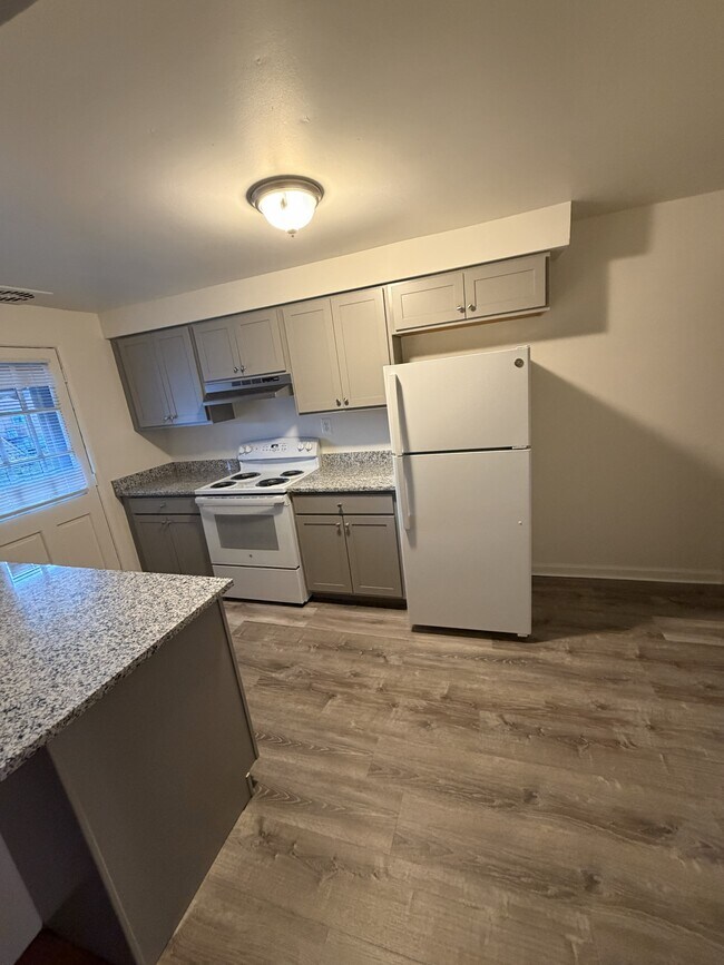 Foto del edificio - 7837 Kavanagh Rd