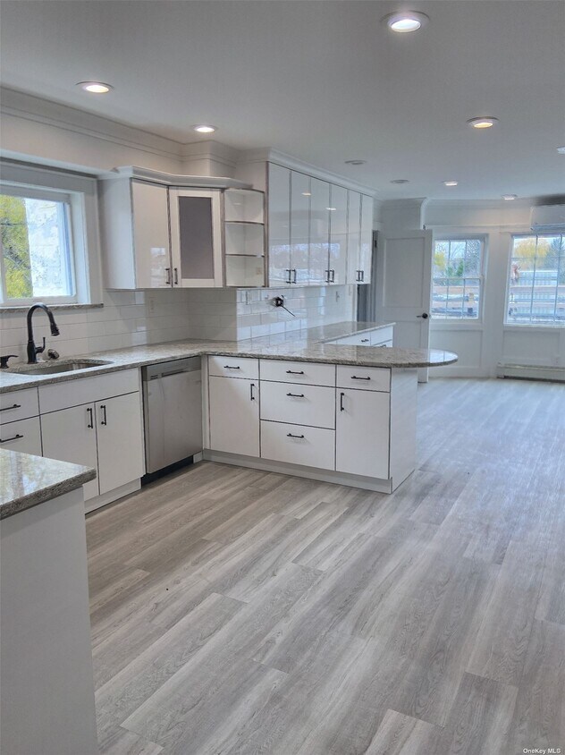 Foto principal - 355 Hicksville Rd