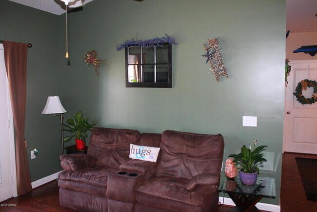 Building Photo - Beautiful 2 Bedroom 2 Bathroom Located in ...