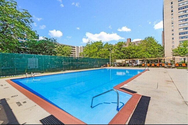 Foto del edificio - 225 Saint Pauls Ave