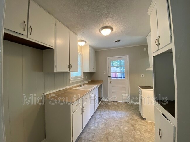 Building Photo - 3885 Guernsey Ave