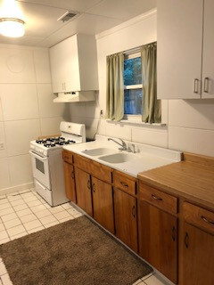 Building Photo - 2 bedroom AVAILABLE AUGUST 2025; Close to ...