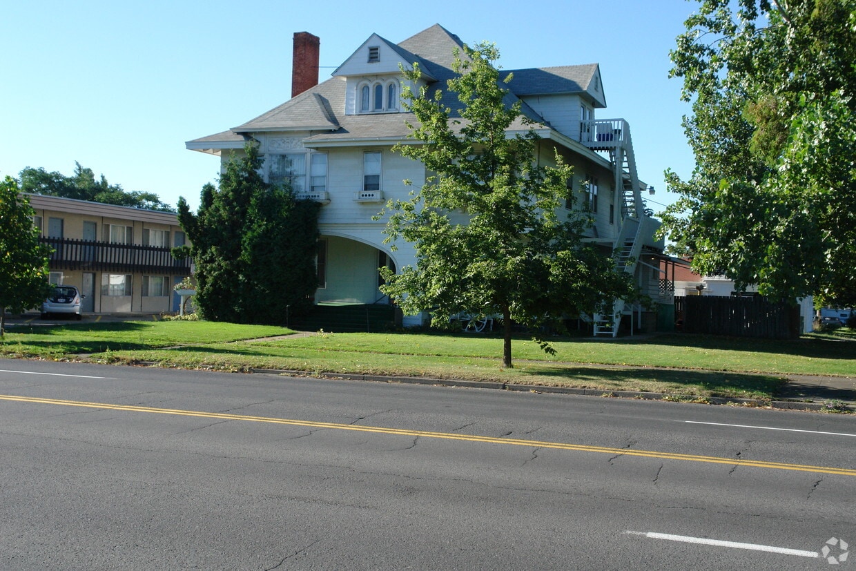 Building Photo - 606 E Indiana Ave