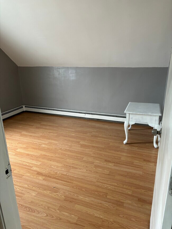 Building Photo - 223 England St