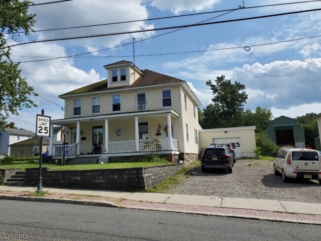 Building Photo - 48 Maple Ave
