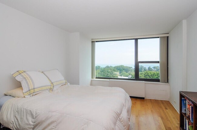Building Photo - Spacious 1 bed lakeview end unit in Lincol...