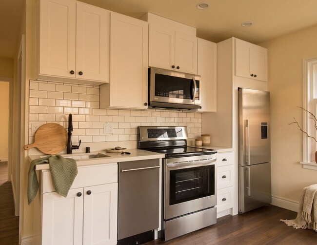 Foto del edificio - Chic Top-Floor 2BD/1BA Lower Queen Anne Seattle Apartment for Rent | Rooftop Space Needle Views, ...