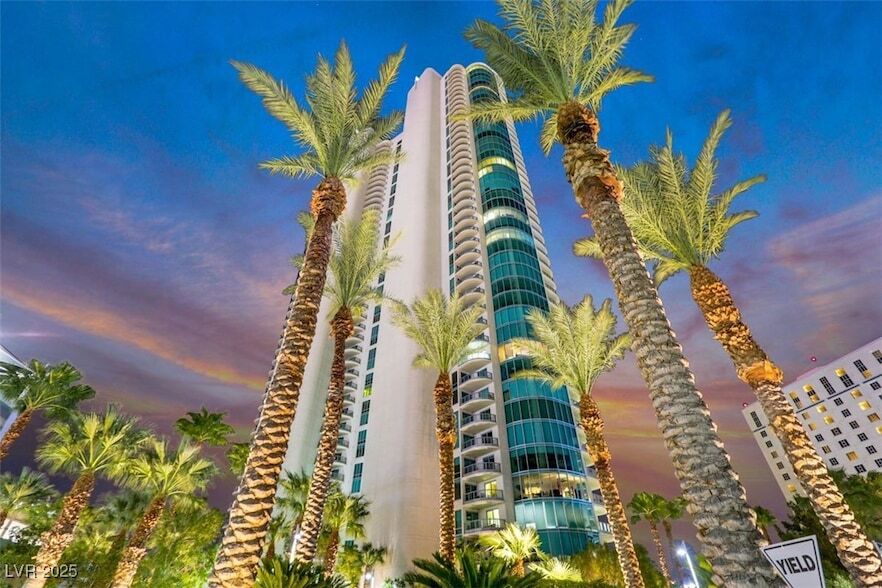 Primary Photo - 322 E Karen Ave