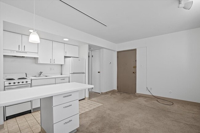 Building Photo - Franklin West Apartments, Leasing Office