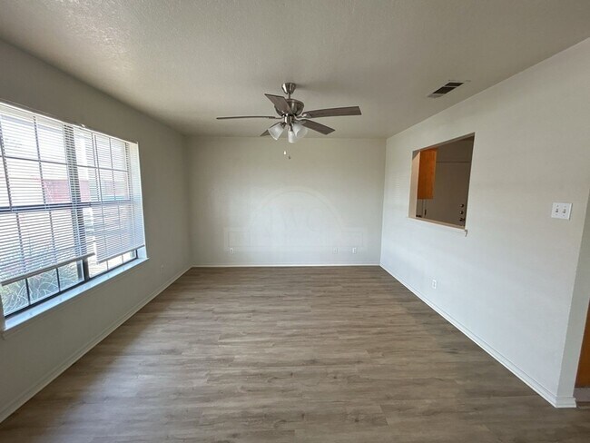 Building Photo - 909 McDaniel Circle, Killeen