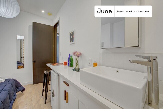 Building Photo - Welcoming ROOM at The Maison Suydam