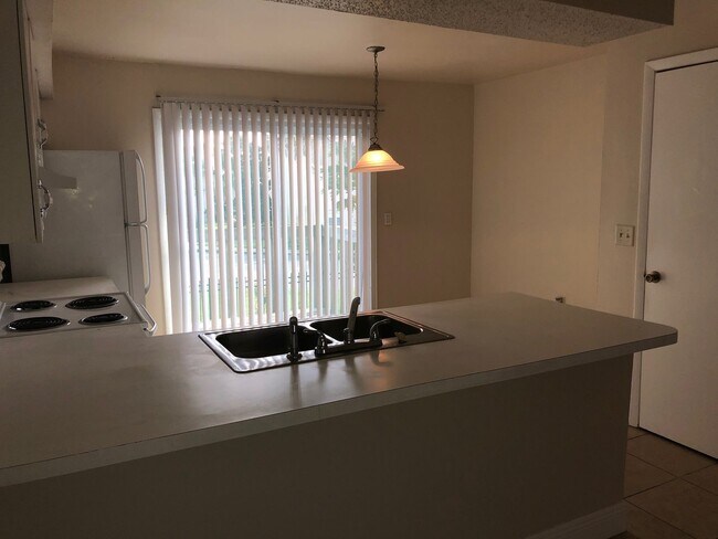 Foto del edificio - Spacious 2 Bedroom, 1 Bathroom Condo