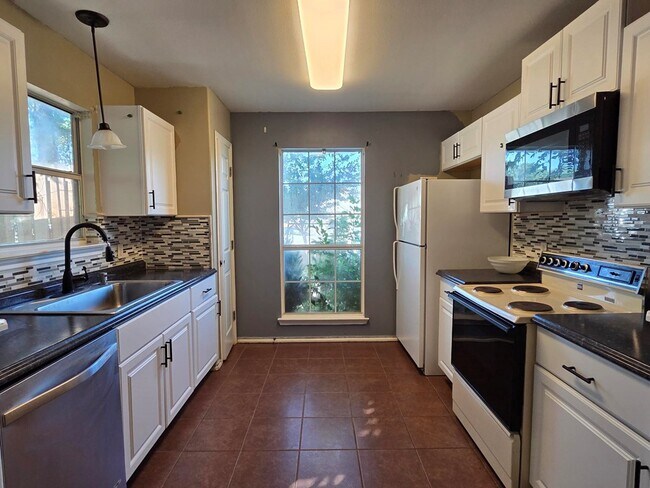 Building Photo - 121 Amelia Ct