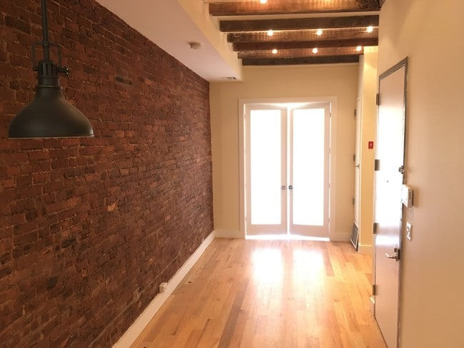 Building Photo - 404 Seneca Ave