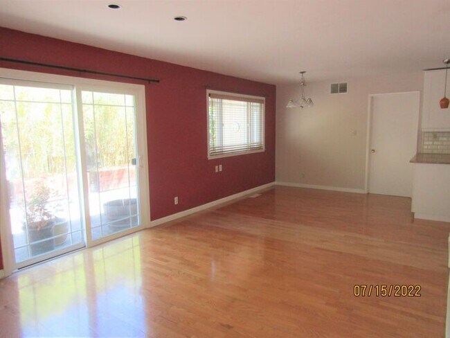 Foto del edificio - Beautiful updated 3 bed 2.5 bath home with...