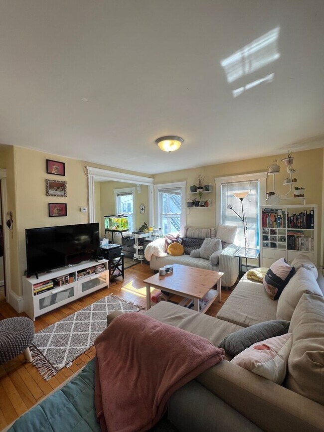 Building Photo - Awesome 3 bed in Somerville.... don't miss out!!