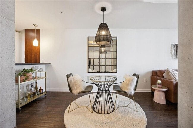 Building Photo - 360 Nueces St