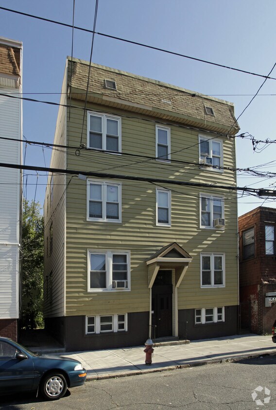 Primary Photo - 160 Pearsall Ave