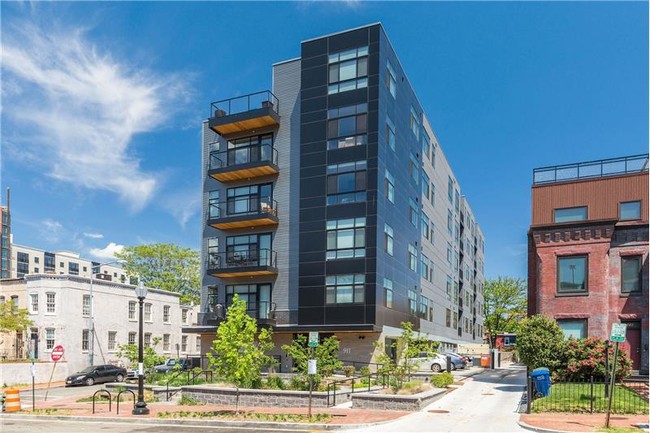 Foto del edificio - 911 2nd St NE