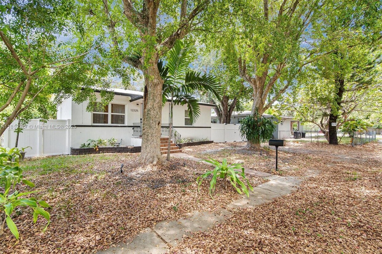 Foto principal - 12325 NE 11th Pl