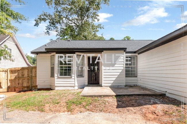 Building Photo - 6513 Victoria Pl S