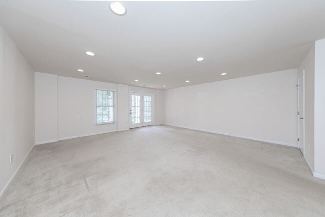 Building Photo - 121 Parkway Ct