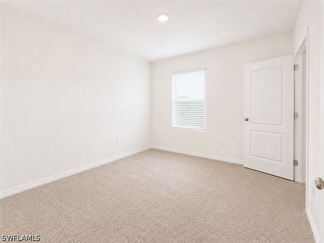 Foto del edificio - 2736 Dumont Ln