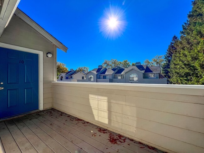 Building Photo - Renovated One Bedroom Condo with Single Ca...