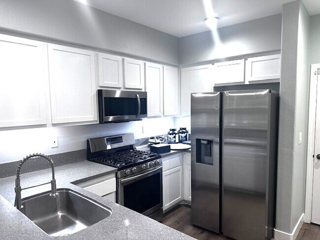 Building Photo - Very Nice Townhome!