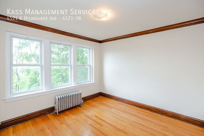 Building Photo - Spacious Top Floor 1 bed with Heat Include...