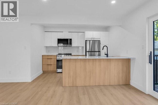 Building Photo - 215 Raglan St