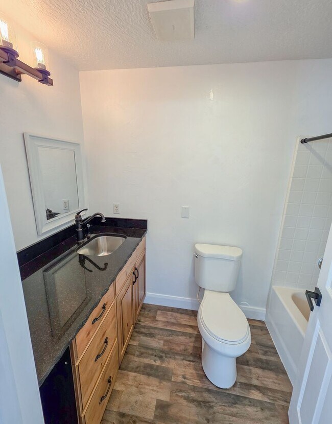 Foto del edificio - *utilities included* 3 bed 3 bath apartmen...