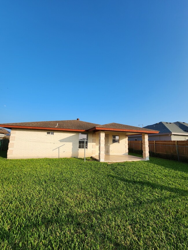 Building Photo - 1026 Easter Lilly Dr