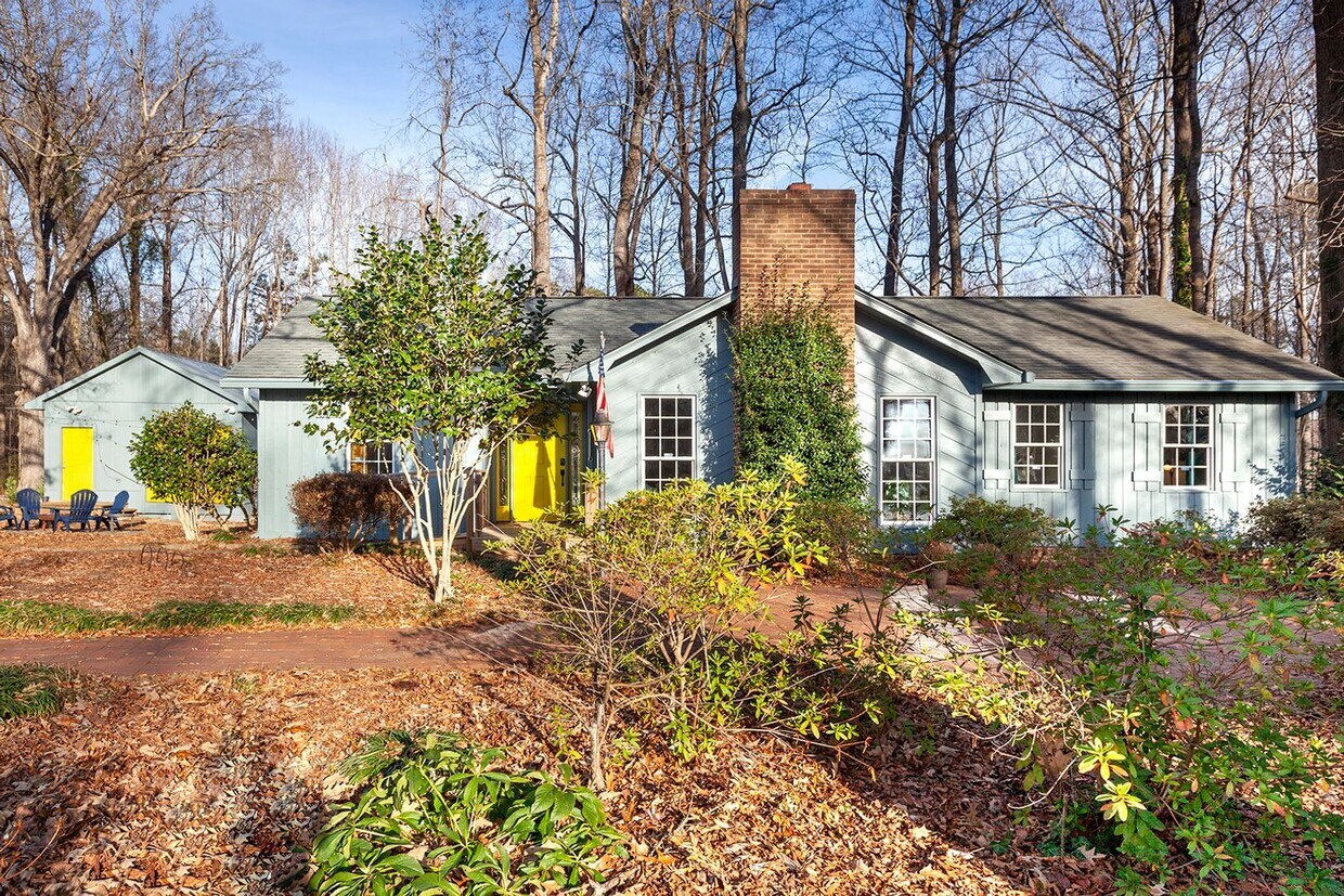 Primary Photo - Super cute 3 bedroom, 2 bath home on woode...